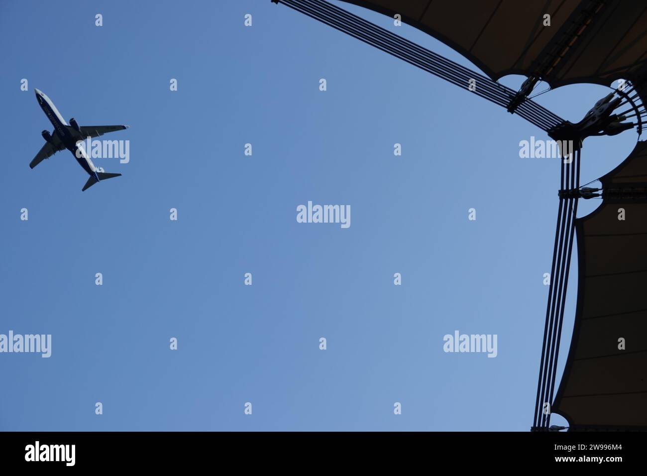 Passagierflugzeug fliegt über das Hamburger Volksparkstadion, Hamburg, Deutschland Stock Photo