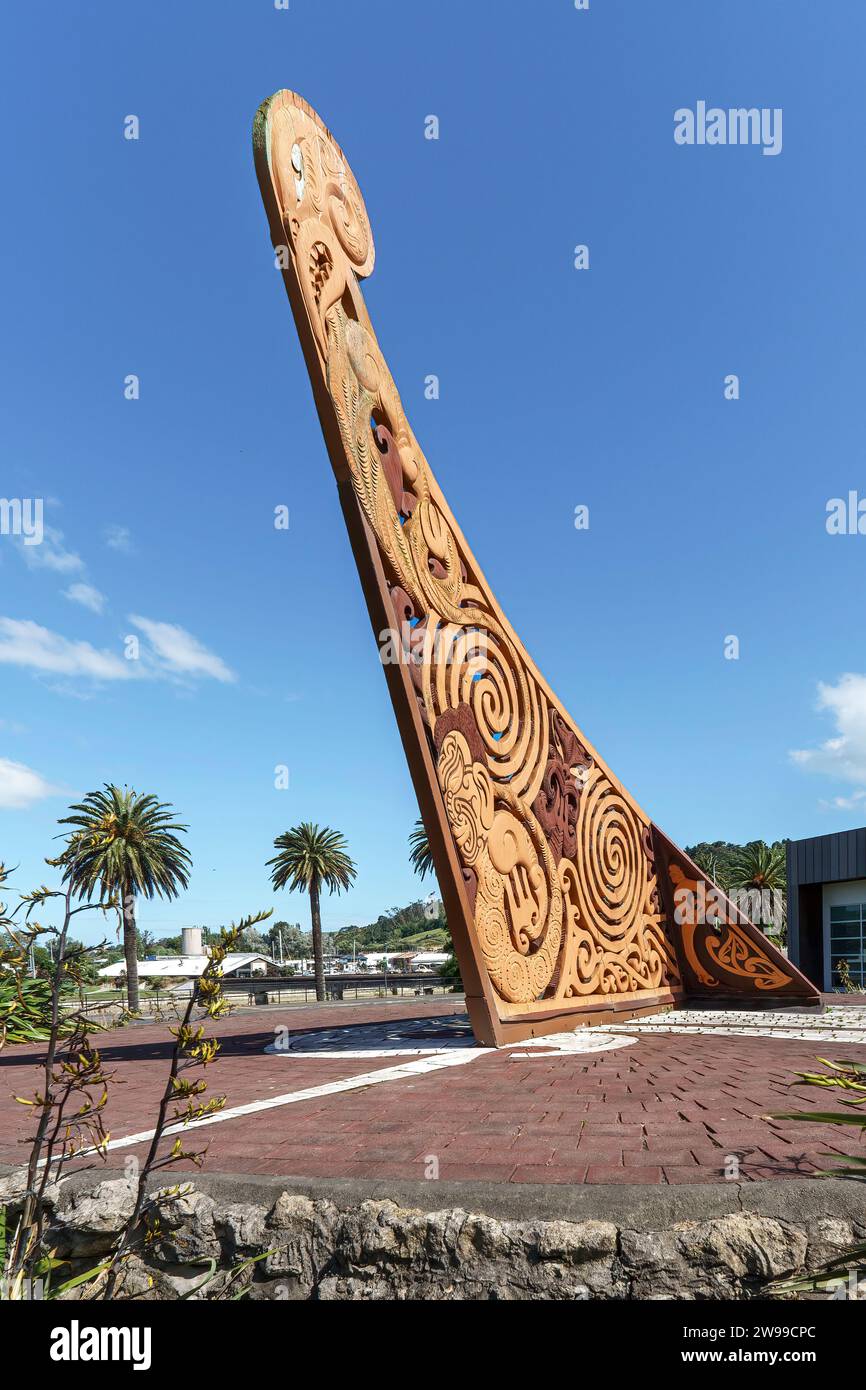 Te Tauihu Tūranga Whakamana, a wood sculpture designed by Derek Lardelli and Te Aturangi Nepia-Clamp, representing a Maori canoe prow in Gisborne, NZL Stock Photo