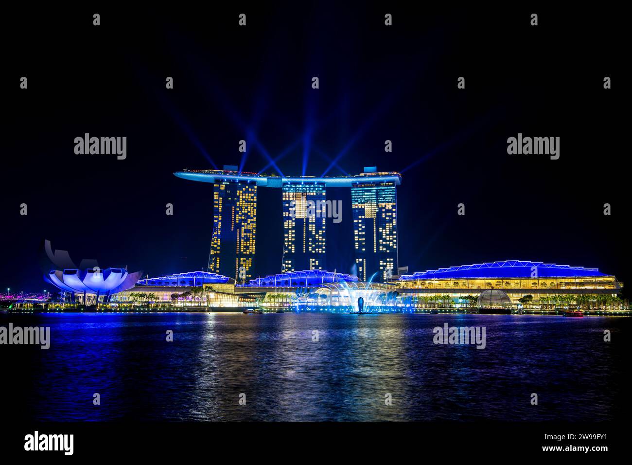 Illuminating the night sky, a spectacular light show illuminates the skyline of Marina Bay in Singapore Stock Photo