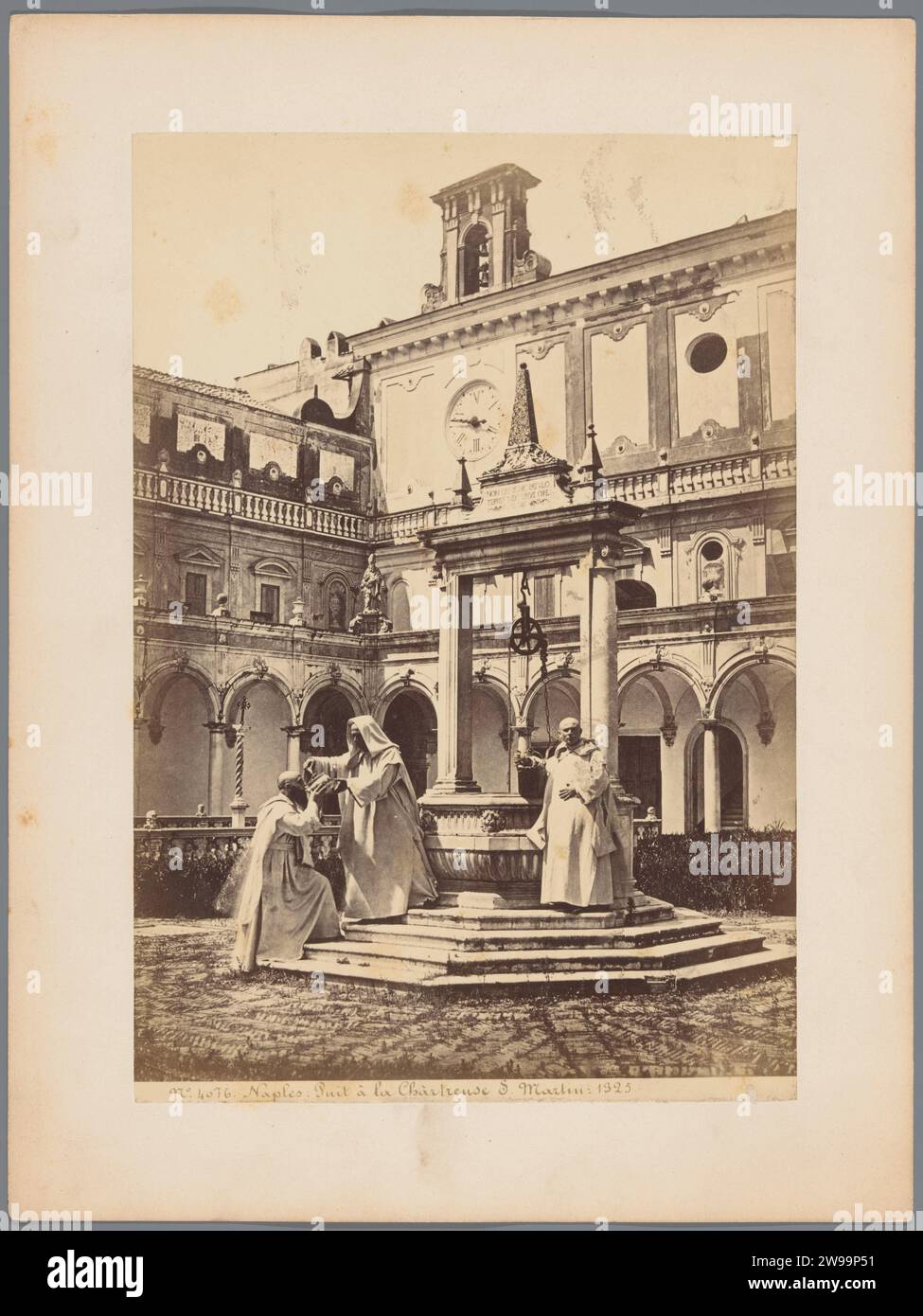 Water well in the Carthusian monastery of San Martino in Naples, with monks drinking in the foreground, c. 1875 - c. 1900 photograph  Kartuizerklooster San Martino cardboard. photographic support albumen print well. cloisters  monastery. exterior  representation of a building. monk(s), friar(s) Kartuizerklooster San Martino Stock Photo