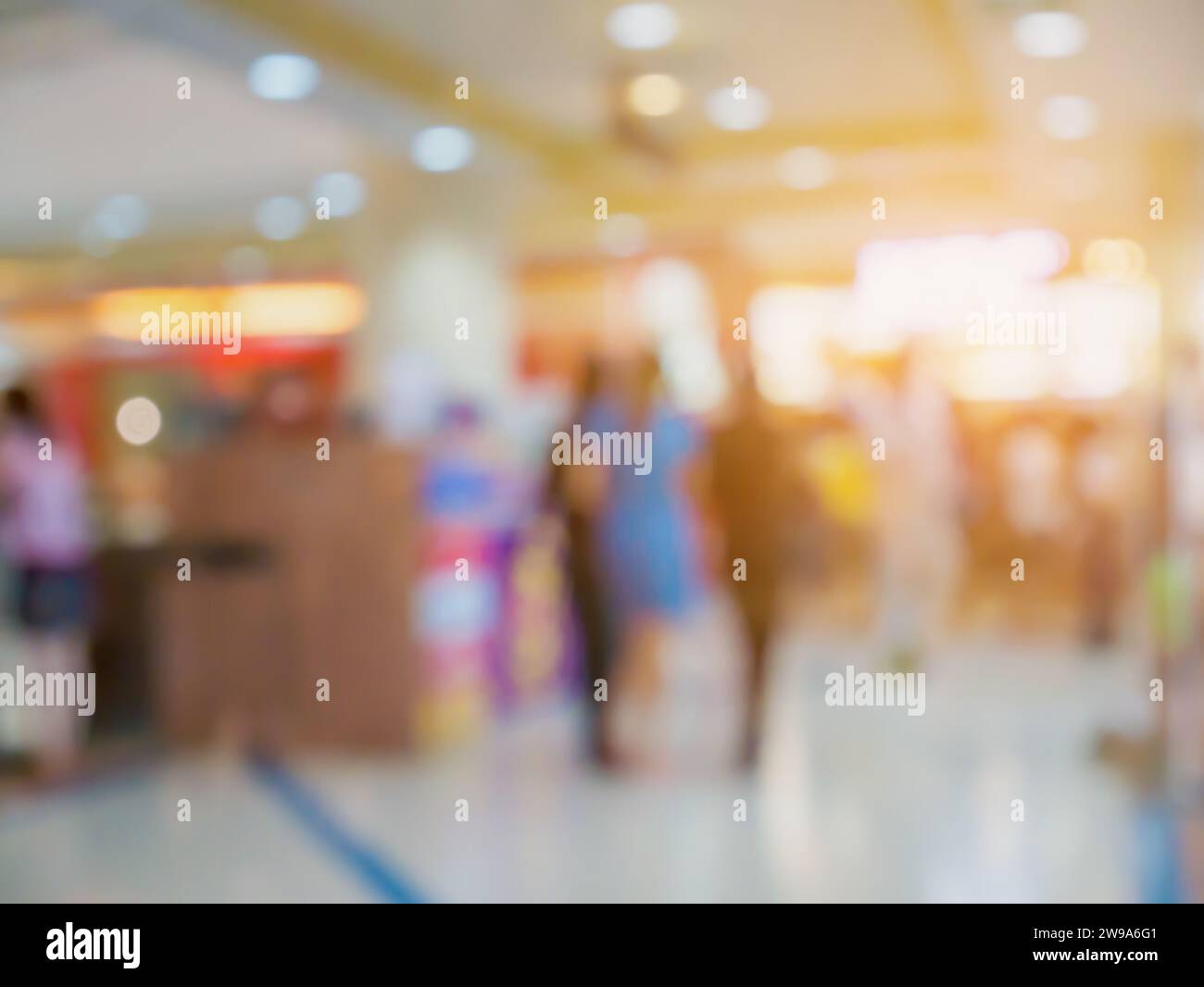 People walking in shopping mall hi-res stock photography and images - Alamy