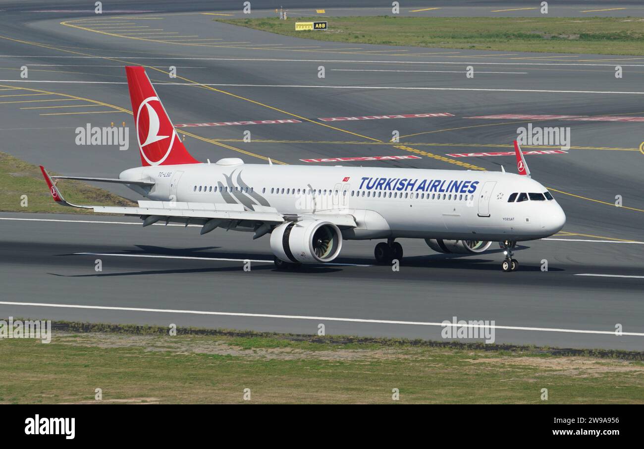 ISTANBUL, TURKIYE - OCTOBER 01, 2022: Turkish Airlines Airbus A321-271NX (8794) landing to Istanbul International Airport Stock Photo