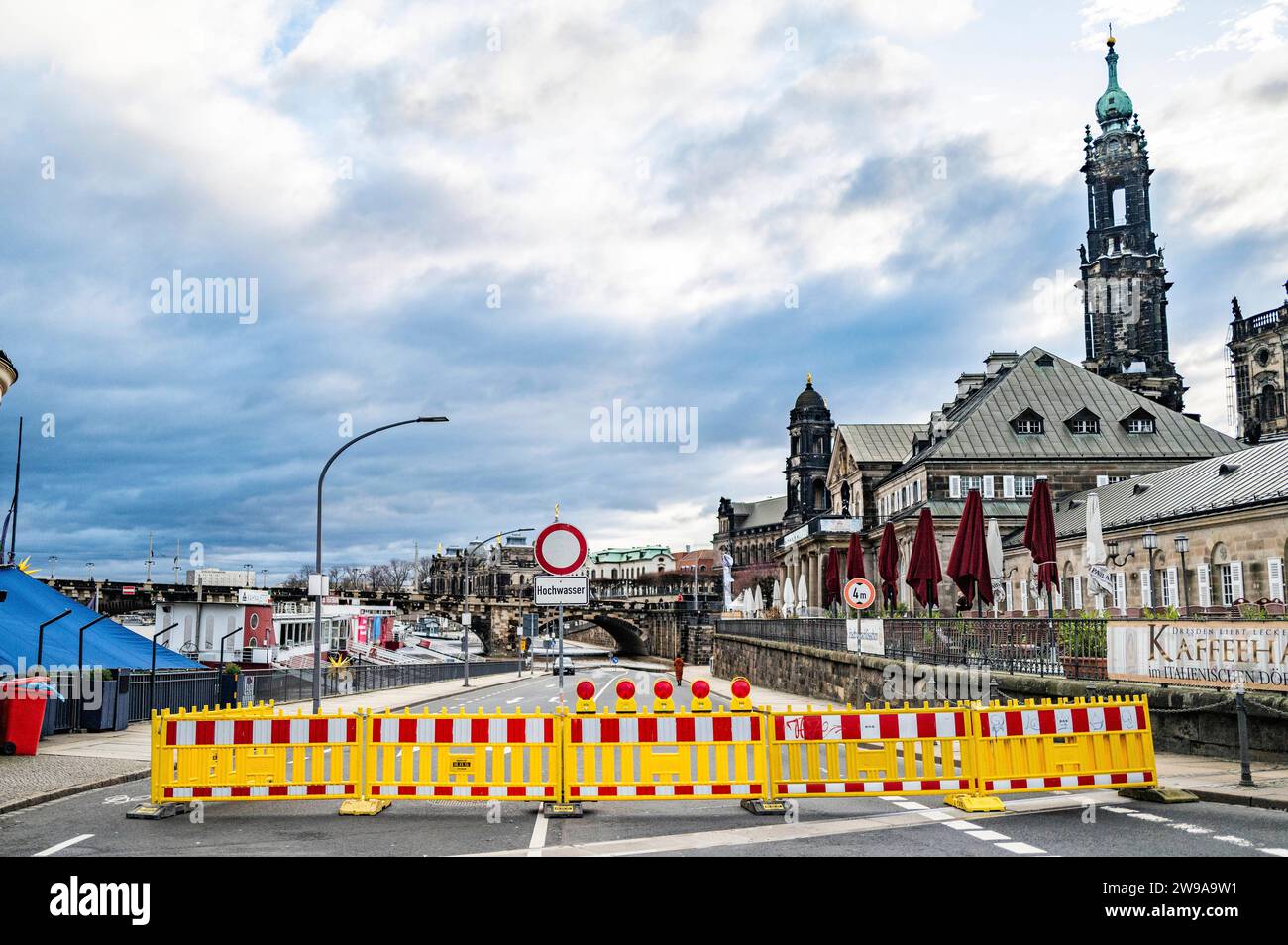 Die Elbe führt Hochwasser. Die Straße Terrassenufer wurde bei einem ...