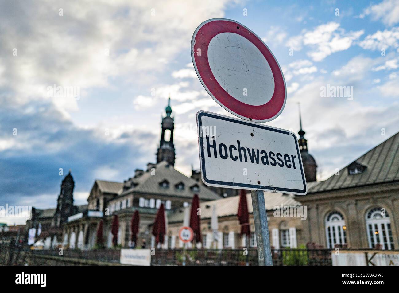 Die Elbe führt Hochwasser. Die Straße Terrassenufer wurde bei einem ...