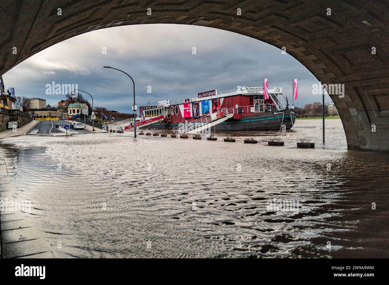 Die Elbe Führt Hochwasser. Die Straße Terrassenufer Wurde Bei Einem ...