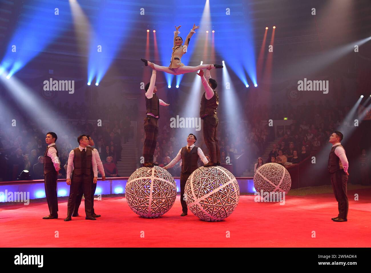  Show / 1. Winterprogramm von Zirkus Krone Farbenspiel / Premiere Bildidee 