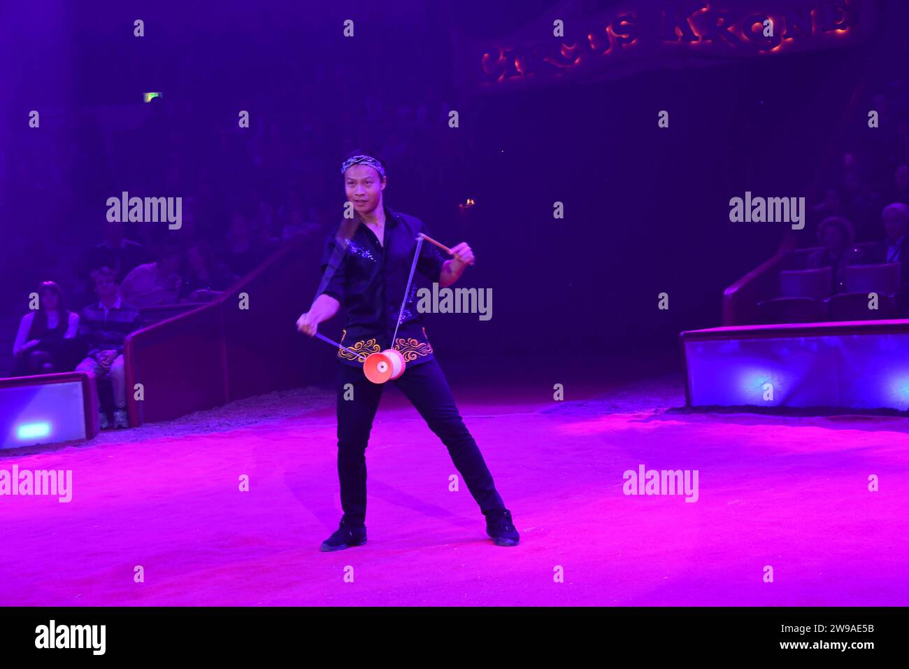  Show / 1. Winterprogramm von Zirkus Krone Farbenspiel / Premiere Bildidee 