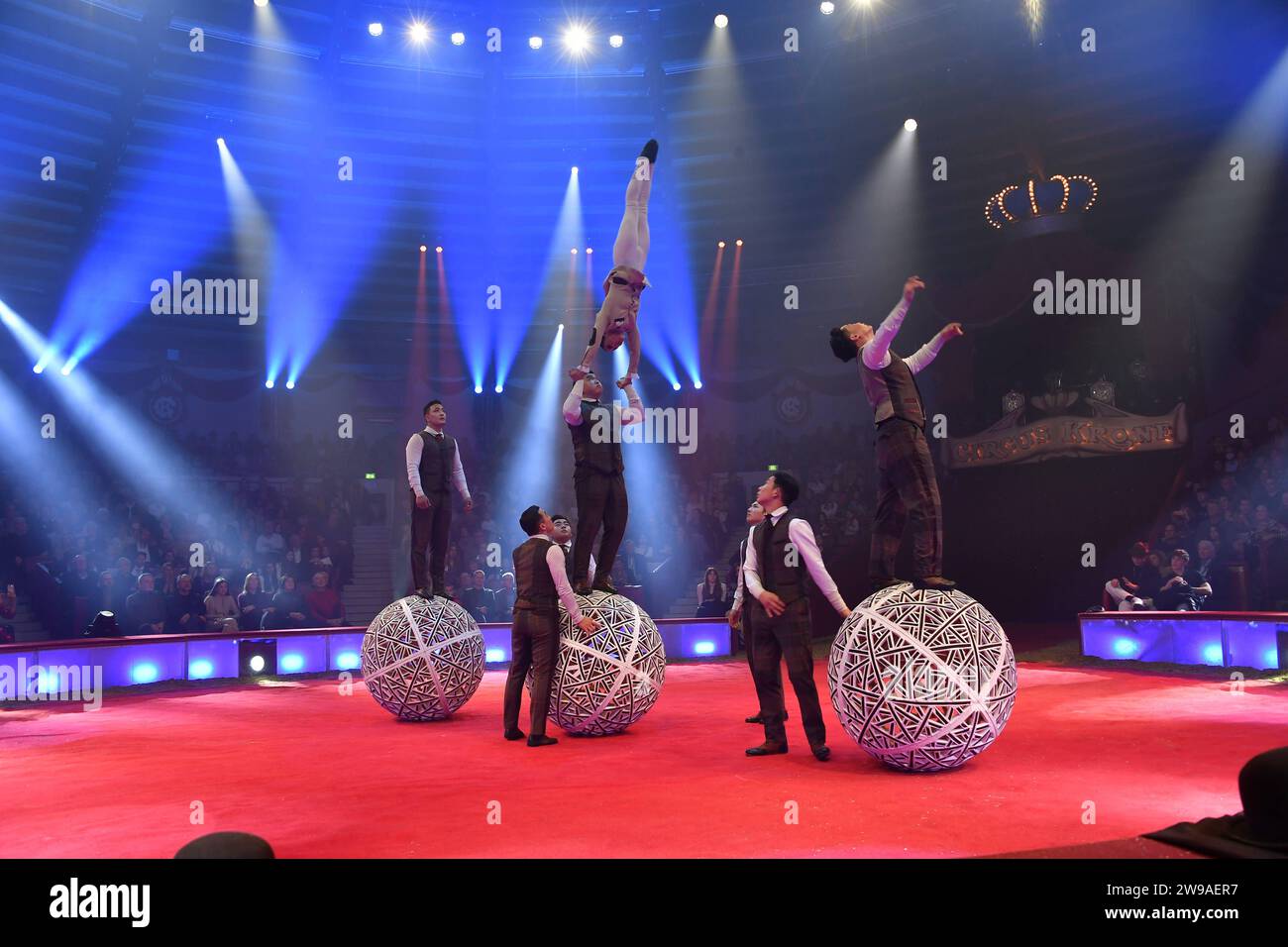  Show / 1. Winterprogramm von Zirkus Krone Farbenspiel / Premiere Illustration 