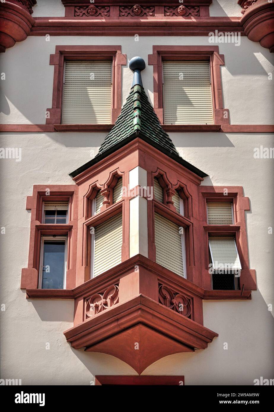 Particolare bow window in un palazzo d'epoca a Bolzano (Italia) Stock Photo
