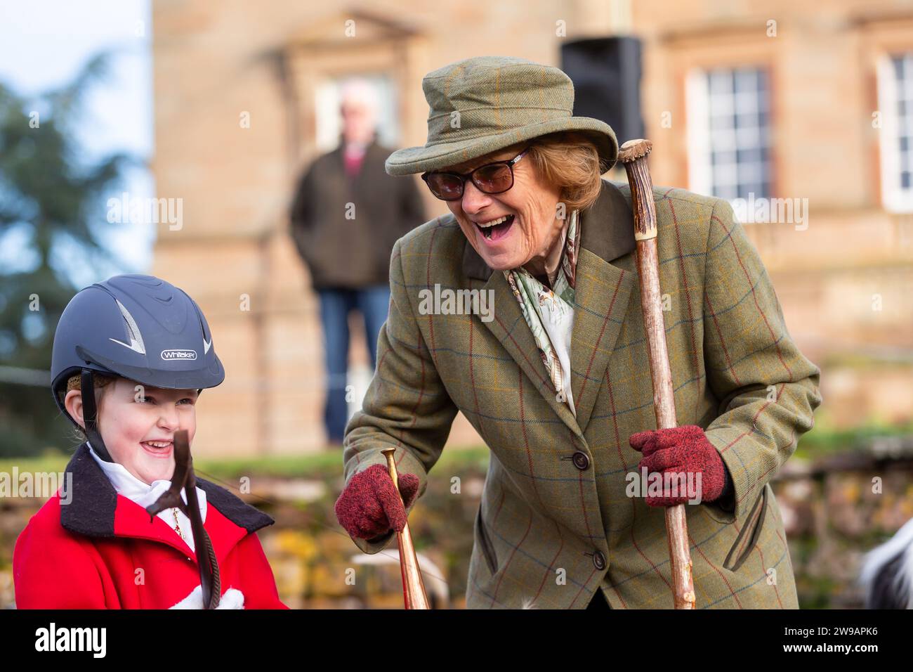 Hagley, Worcestershire, UK. 26th Dec, 2023. 4 year old Myla Mills is shown how to blow a horn by Hazel Sheppard at the Albrighton and Woodland Hunt's Boxing Day meet at Hagley Hall, Worcestershire. Credit: Peter Lopeman/Alamy Live News Stock Photo