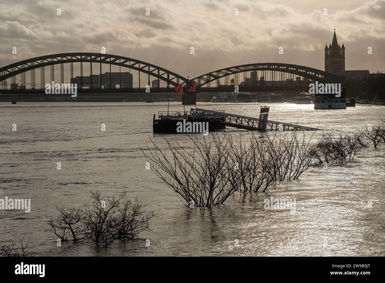 Hochwasser am Rhein in der Kölner Innenstadt *** Flooding on the Rhine