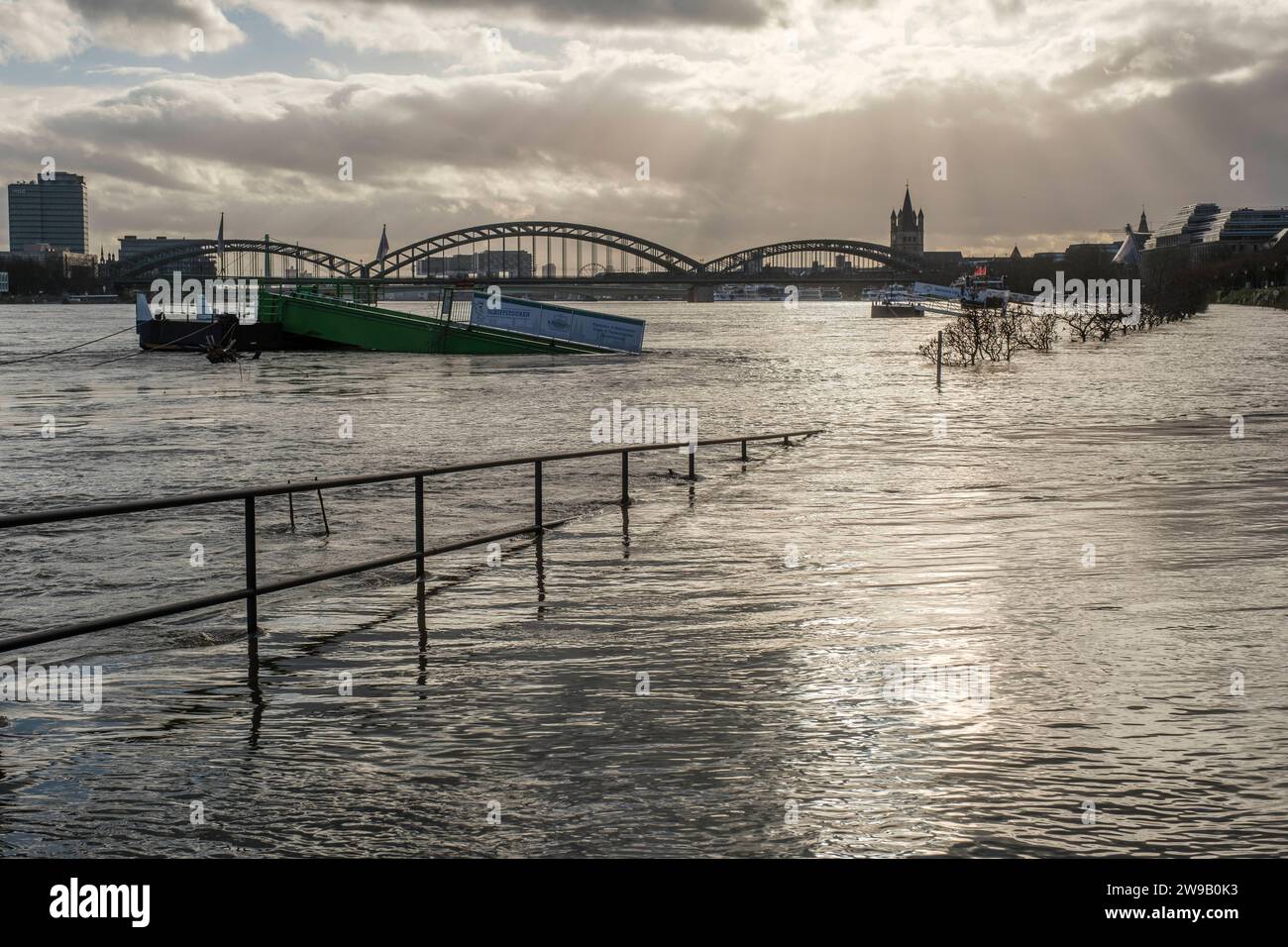 Hochwasser am Rhein in der Kölner Innenstadt *** Flooding on the Rhine