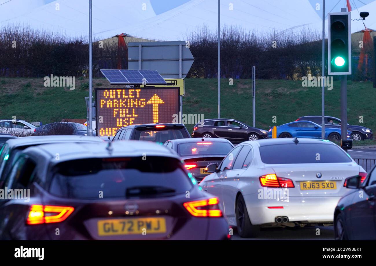 Shoppers queueing to enter the McArthurGlen Ashford Designer Outlet in Ashford, Kent, during the Boxing Day sales. Picture date: Tuesday December 26, 2023. Stock Photo