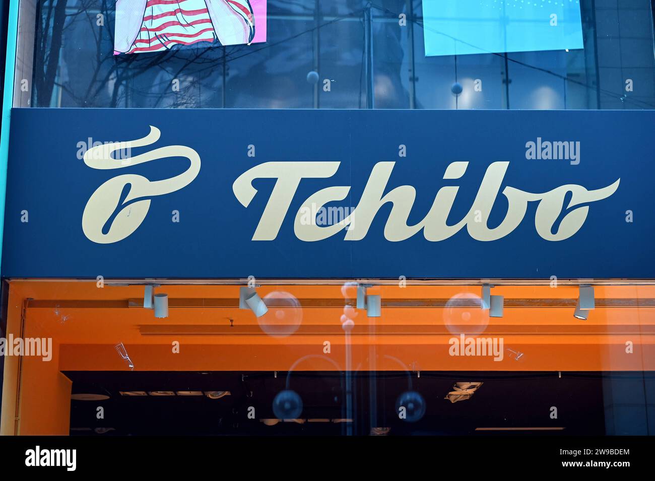 Logo, Schriftzug von Tchibo an einer Outlet Filiale des Kaffeeröster ...