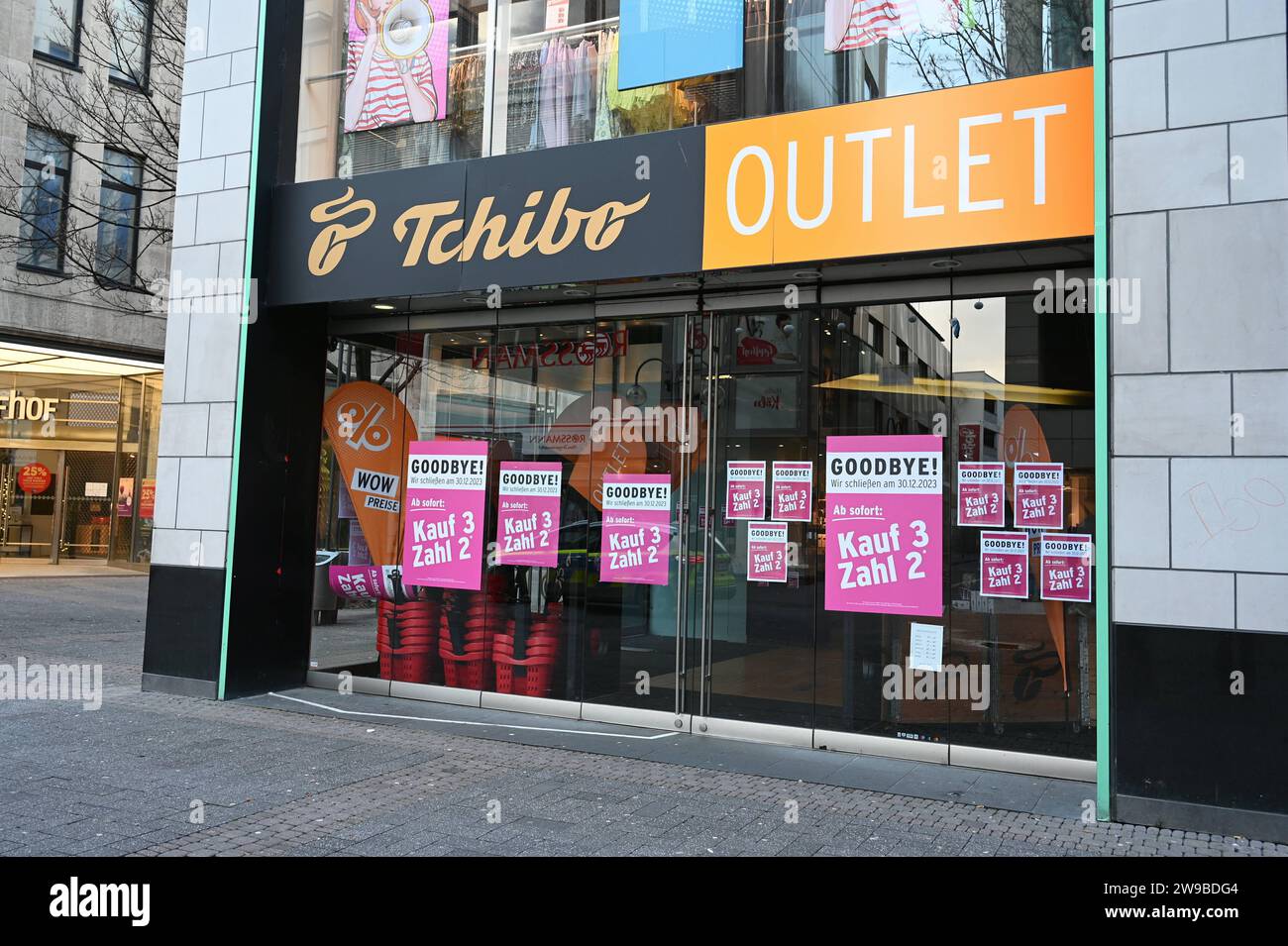 Logo, Schriftzug von Tchibo an einer Outlet Filiale des Kaffeeröster ...