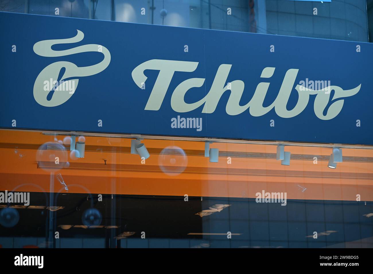 Logo, Schriftzug von Tchibo an einer Outlet Filiale des Kaffeeröster ...