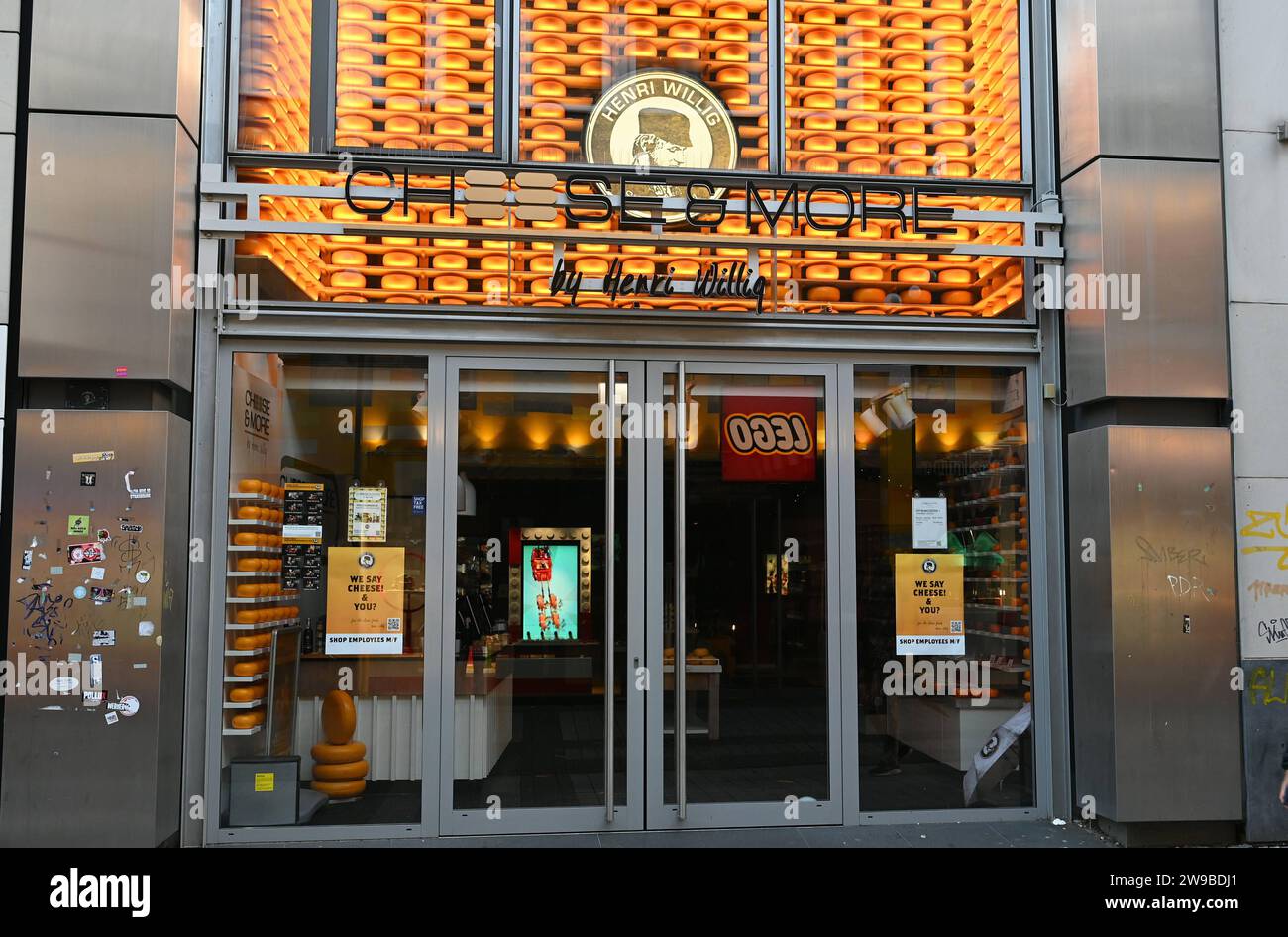 Logo, Schriftzug an einer Filiale des Käsehändler Henri Willig Cheese & More Store *** Logo
