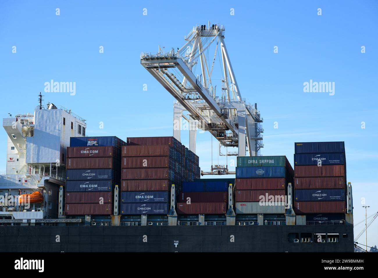 seattle-wa-usa-december-20-2023-ssa-terminals-seattle-crane-with