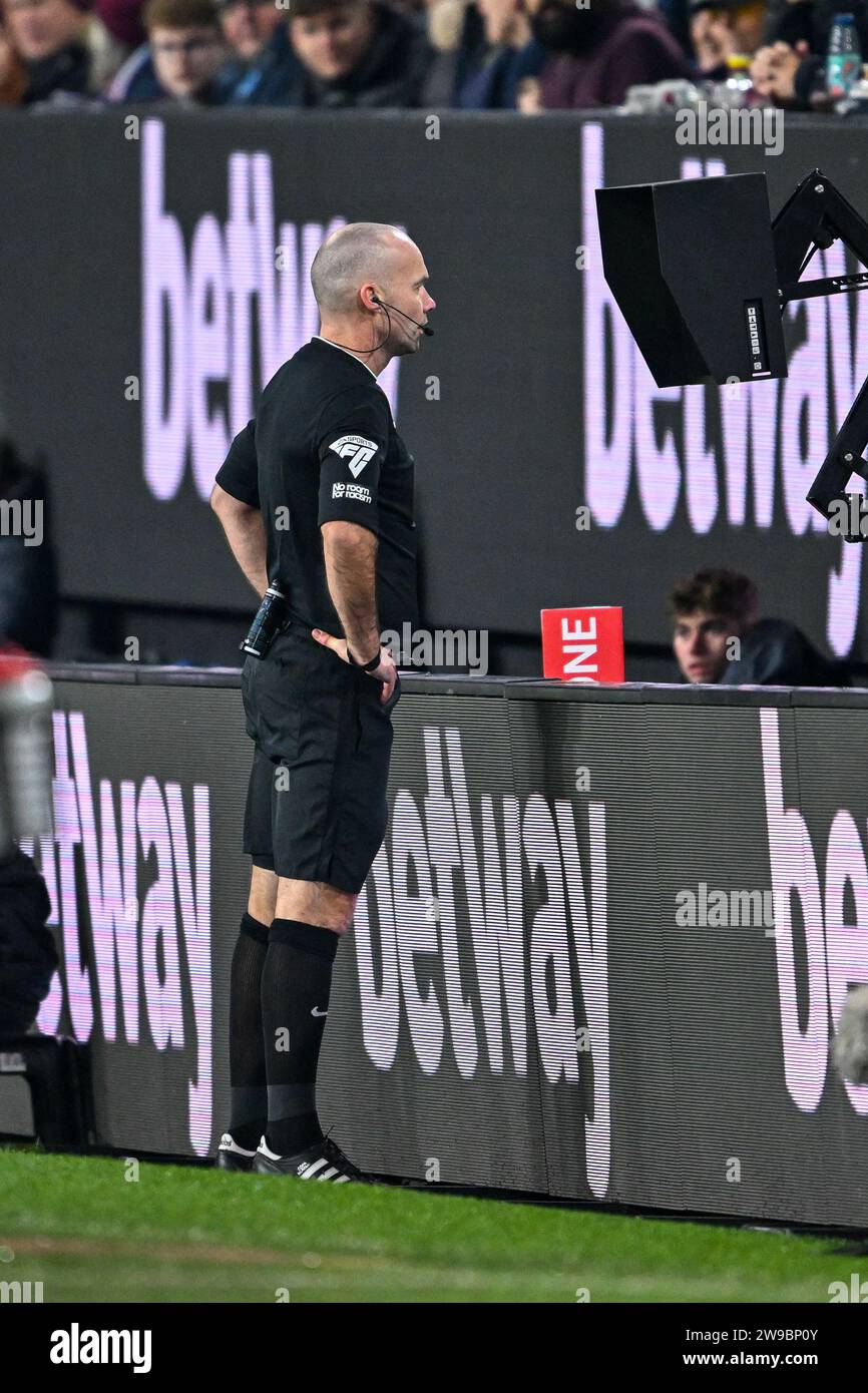 Turf Moor, Burnley, Lancashire, UK. 26th Dec, 2023. Premier League Football, Burnley versus Liverpool; the referee watches the VAR display before disallowing Liverpool's 2nd goal for offside Credit: Action Plus Sports/Alamy Live News Stock Photo
