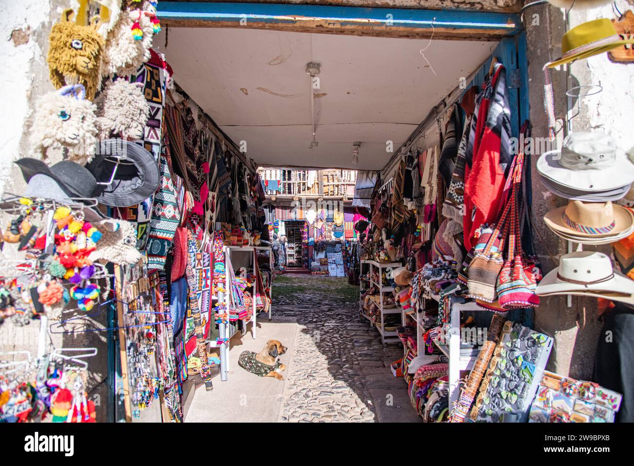 Shops selling clothes, souvenirs, gifts and trinkets in Cusco, Peru Stock Photo
