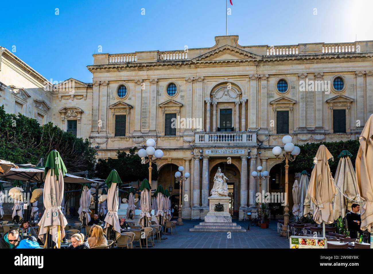 Street café in front of the Valletta library, National Library of Malta in Valletta, Malta Stock Photo