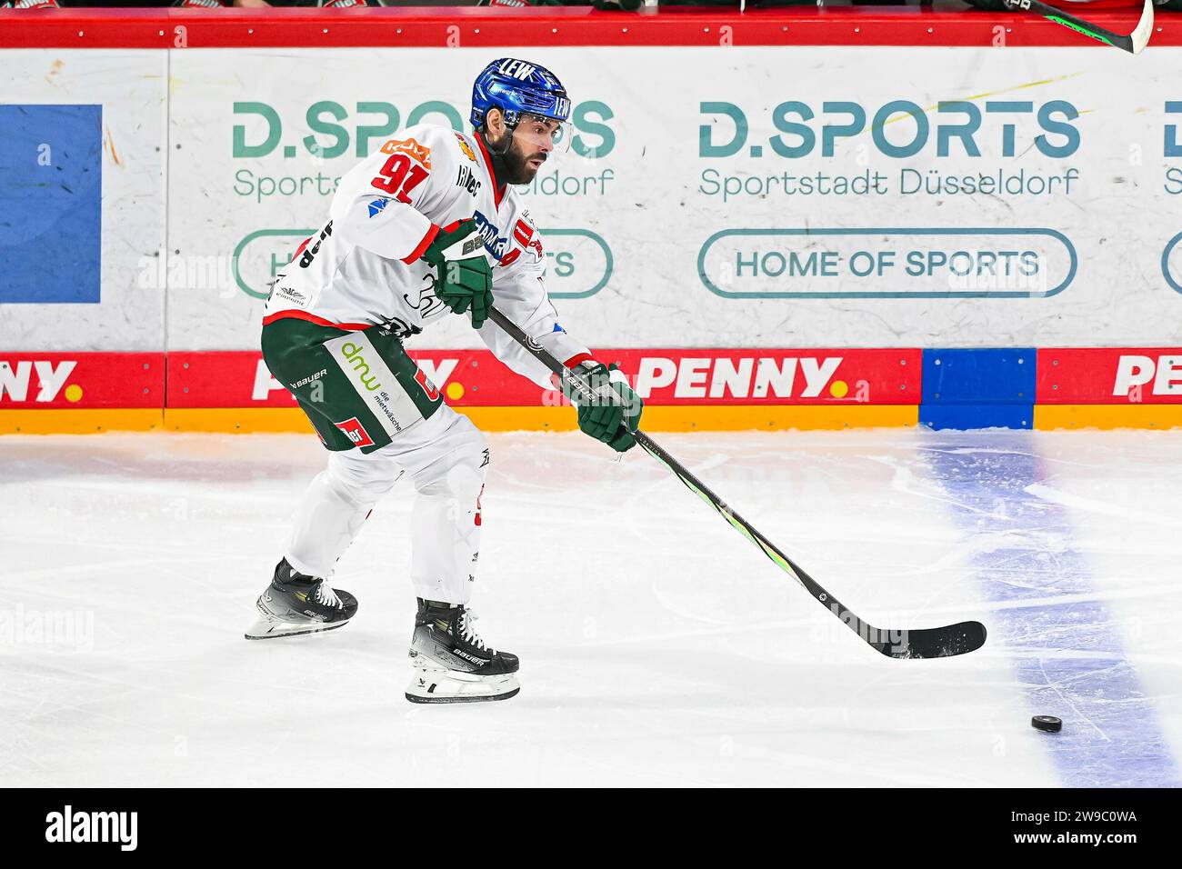 Eishockey DEL - Düsseldorfer EG vs Augsburger Panther am 26.12.2023 im PSD Bank Dome in Düsseldorf Augsburgs Luke Esposito (Nr.91) Foto: osnapix Stock Photo