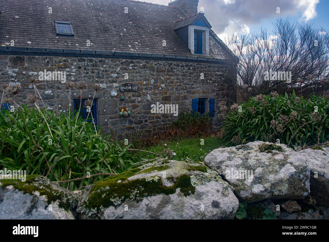 Traditionelle Häuser und Mauern auf der Atlantikinsel Ouessant Stock Photo