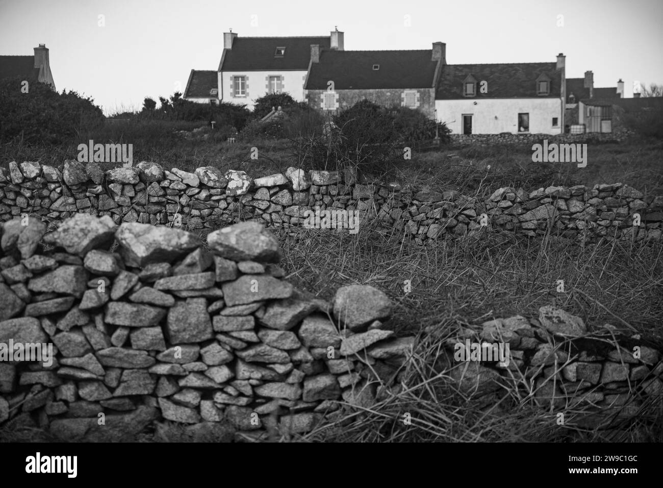 Traditionelle Häuser und Mauern auf der Atlantikinsel Ouessant Stock Photo