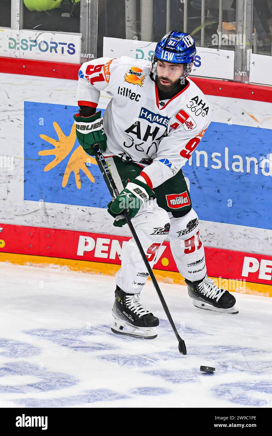 Eishockey DEL - Düsseldorfer EG vs Augsburger Panther am 26.12.2023 im PSD Bank Dome in Düsseldorf Augsburgs Luke Esposito (Nr.91) Foto: osnapix Stock Photo