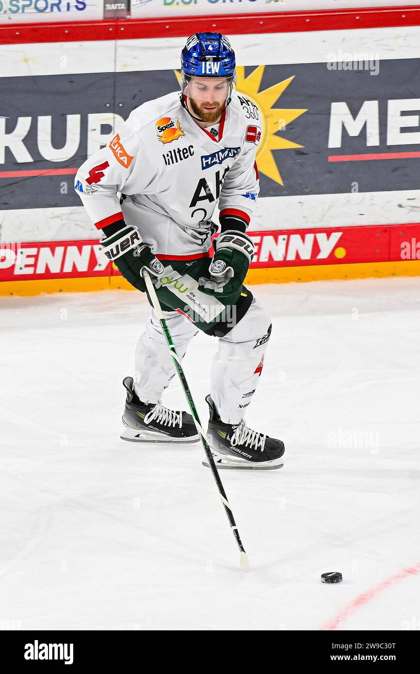 Eishockey DEL - Düsseldorfer EG vs Augsburger Panther am 26.12.2023 im PSD Bank Dome in Düsseldorf Augsburgs Jordan Southorn (Nr.4) Foto: osnapix Stock Photo