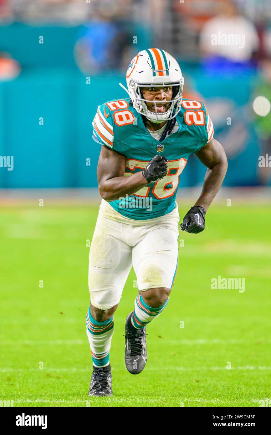 Miami Dolphins running back De'Von Achane (28) runs a play during an
