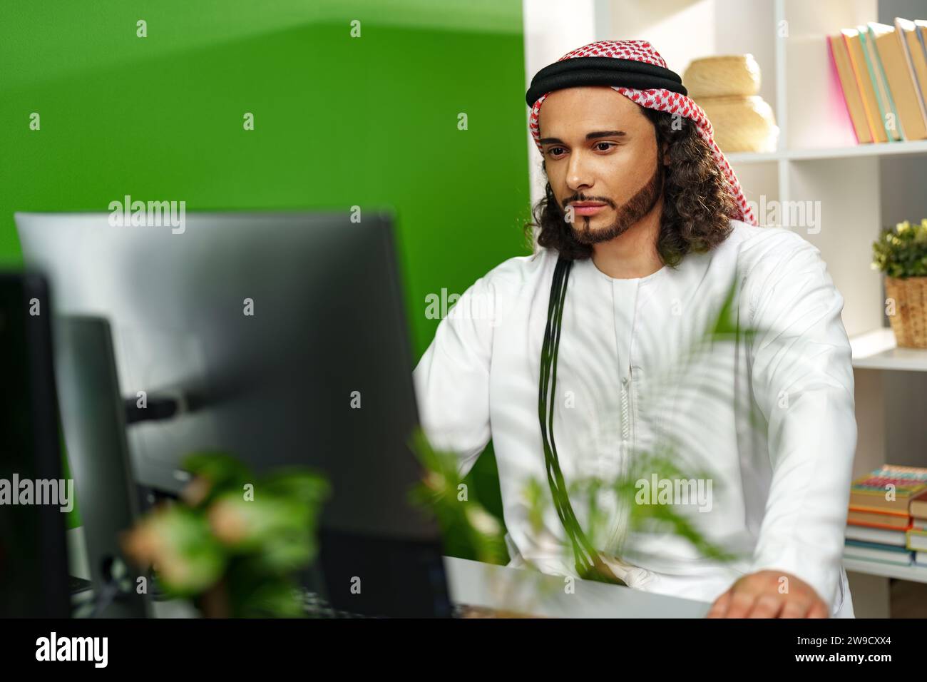 Arab On Computer Emirati traditional and modern dress hi-res stock photography and ...