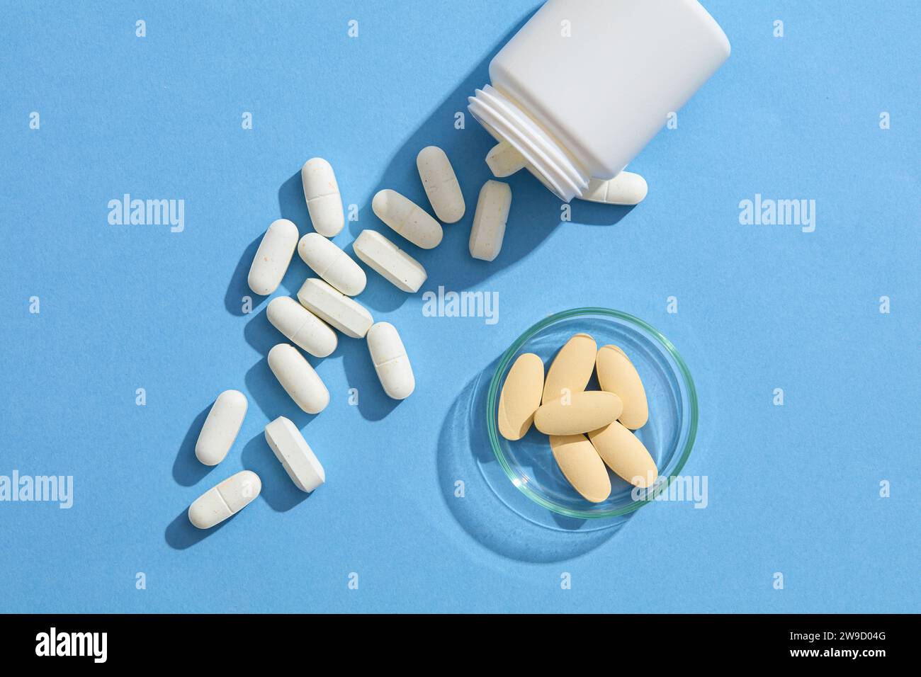 Unlabeled pill bottle hi-res stock photography and images - Alamy