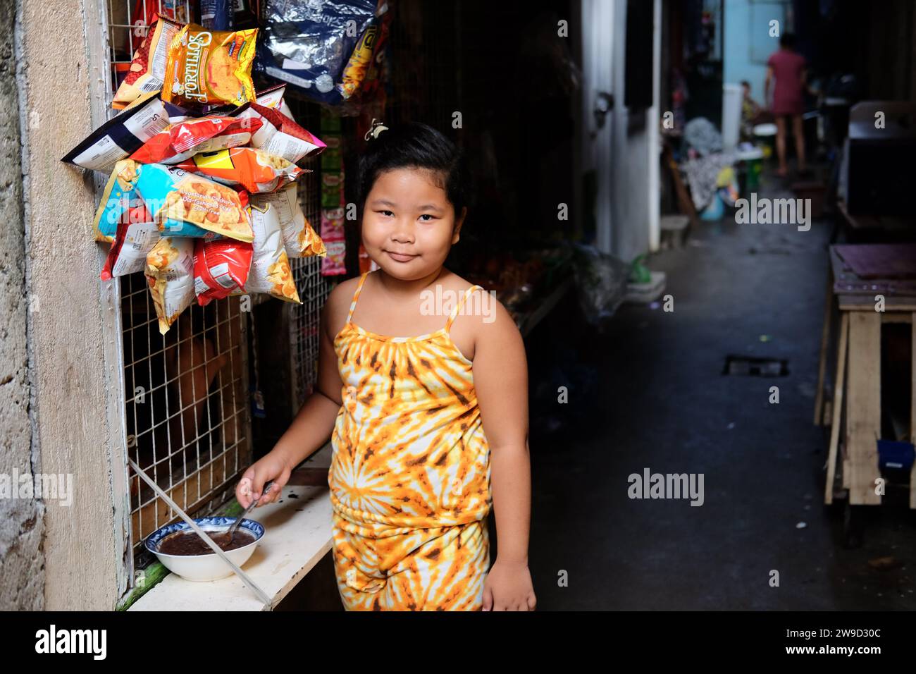 A young girl from a slum in Manila, Philippines Stock Photo - Alamy