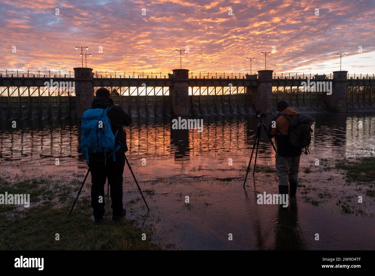 Pretzien, Germany. 27th Dec, 2023. Two amateur photographers stand at