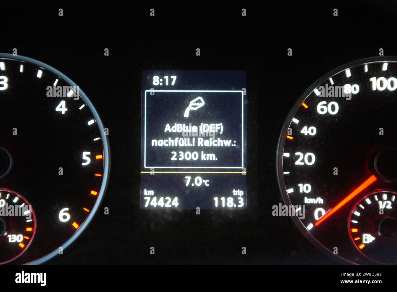AdBlue nachfüllen! Anzeige im Volkswagen Tiguan, wenn die Flüssigkeit für den Diesel nachgefüllt werden muss. Stock Photo
