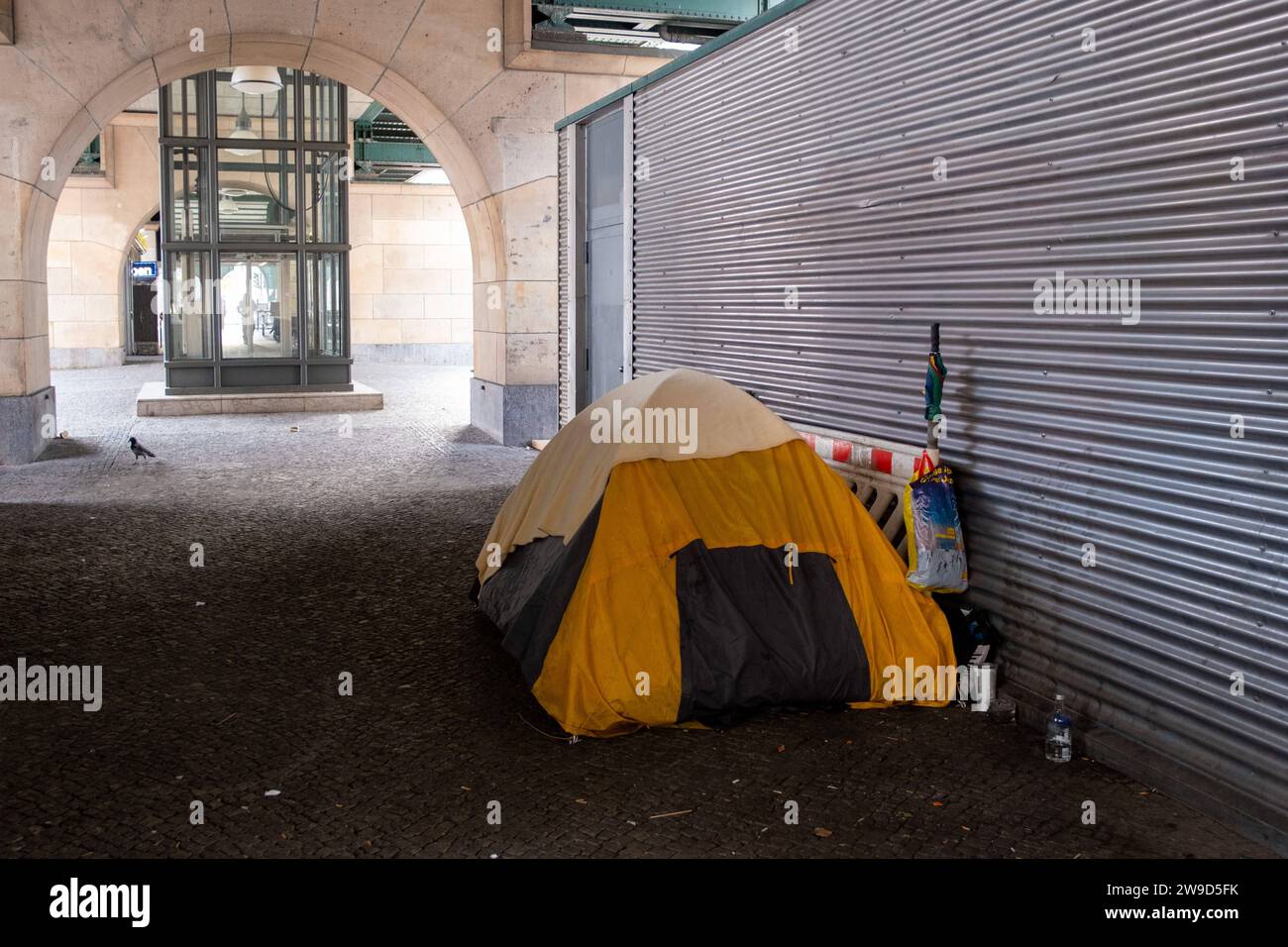 Zelte von obdachlosen Menschen stehen nahe dem U-Bahnhof Eberswalder Straße in Berlin-Prenzlauer Berg unter dem Hochbahnviakukt der Berliner U-Bahn. / Tents of homeless people stand near the Eberswalder Straße subway station in Berlin-Prenzlauer Berg under the elevated railway viaduct of the Berlin subway. Obdachlosigkeit in Berlin *** Tents of homeless people stand near the Eberswalder Straße subway station in Berlin Prenzlauer Berg under the elevated railway viaduct of the Berlin subway Tents of homeless people stand near the Eberswalder Straße subway station in Berlin Prenzlauer Berg under Stock Photo