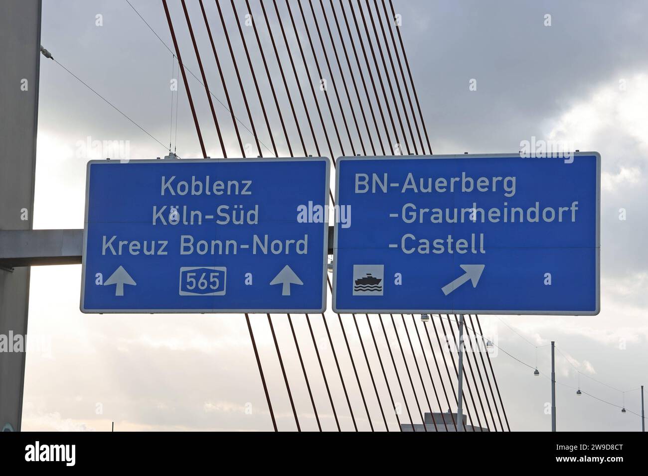 Blaue autobahnschilder hi-res stock photography and images - Alamy