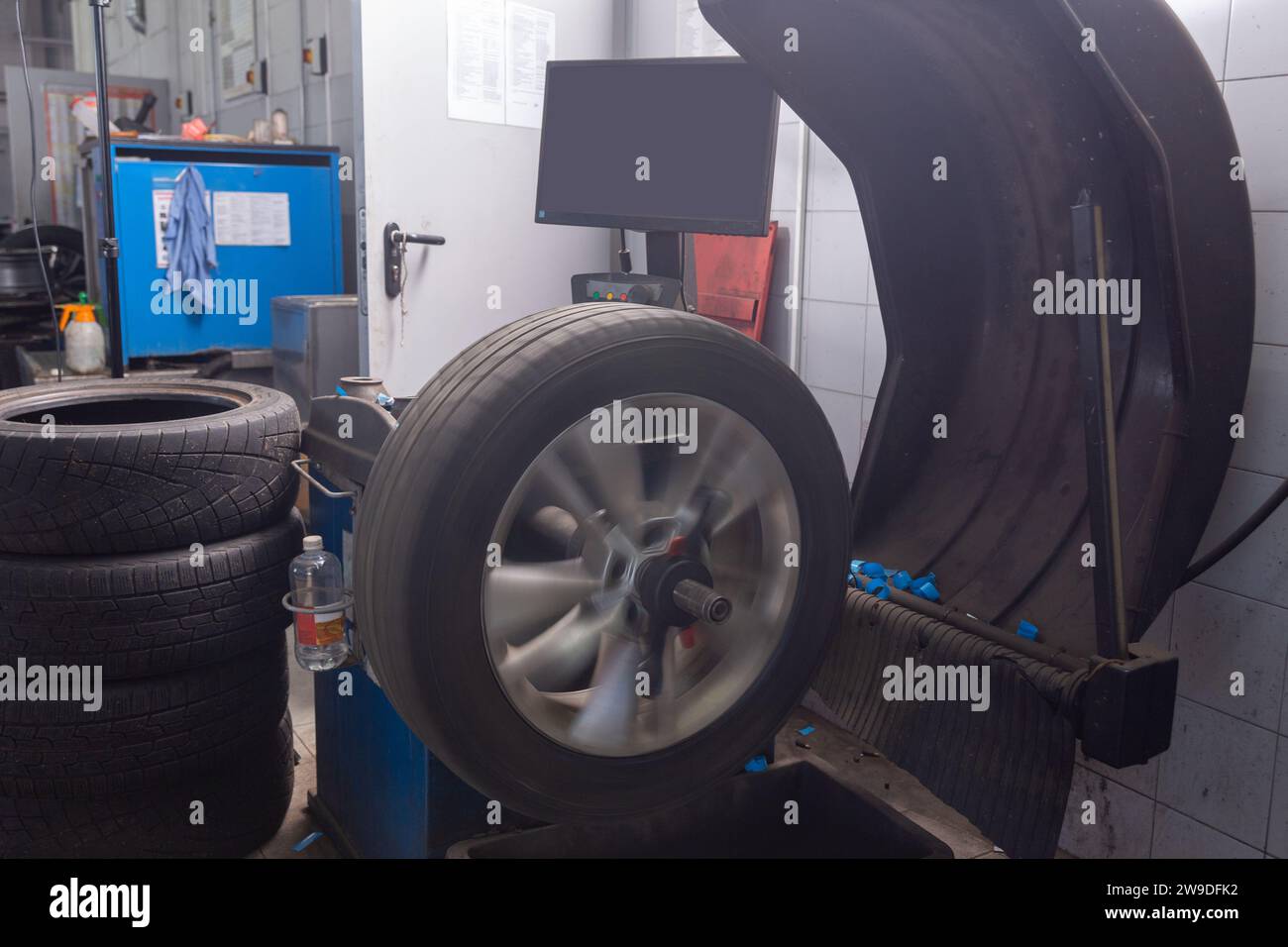 Computer wheel balancing on special equipment machine tool in auto ...