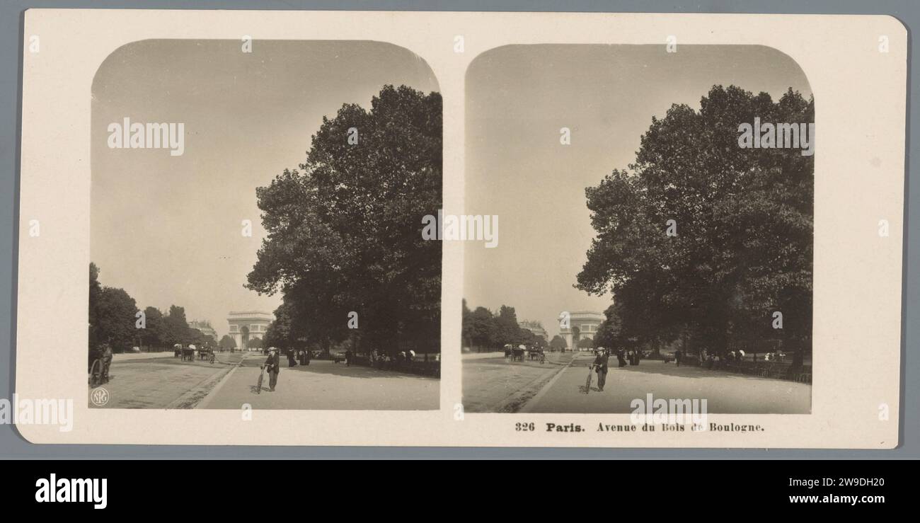 View of the Avenue du Bois de Boulogne in Paris, Neue Photographic Gesellschaft, c. 1900 - c. 1910 stereograph  Paris cardboard. photographic support gelatin silver print triumphal arch. avenue, boulevard, promenade, esplanade Stock Photo
