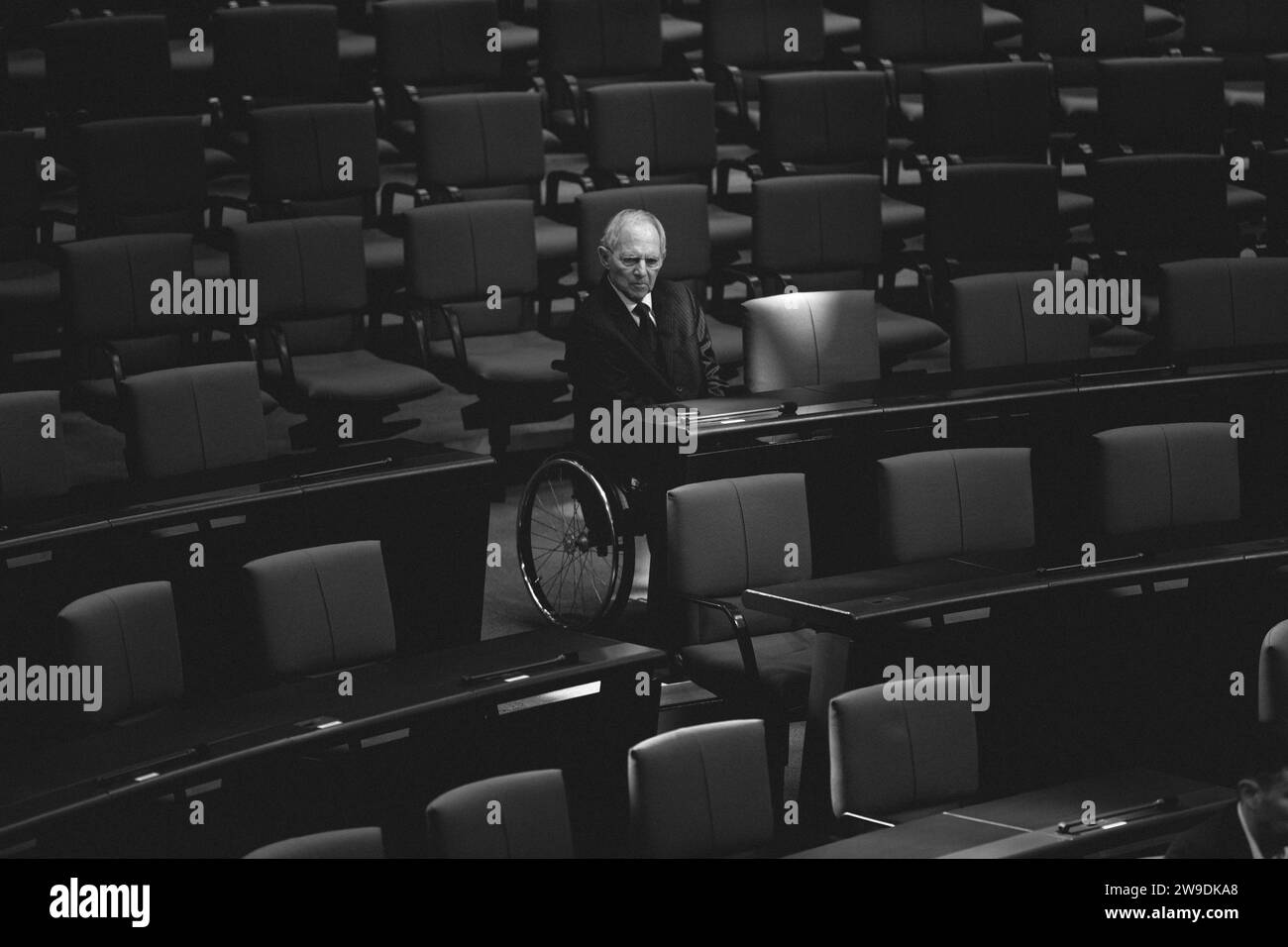 Wolfgang Schäble, mit 81 gestorben Deutschland, Berlin am 12.05.2023: Ehmaliger Präsident des Deutschen Bundestages und MdB Wolfgang Schäuble CDU sitz alleine auf seinem Rollstuhl im Plenarsaal zwieschen vielen leeren Stühle. In Schwarzweiss *** Wolfgang Schäble, died at 81 Germany, Berlin on 12 05 2023 Former President of the German Bundestag and Member of Parliament Wolfgang Schäuble CDU sits alone on his wheelchair in the plenary hall between many empty chairs In black and white Stock Photo