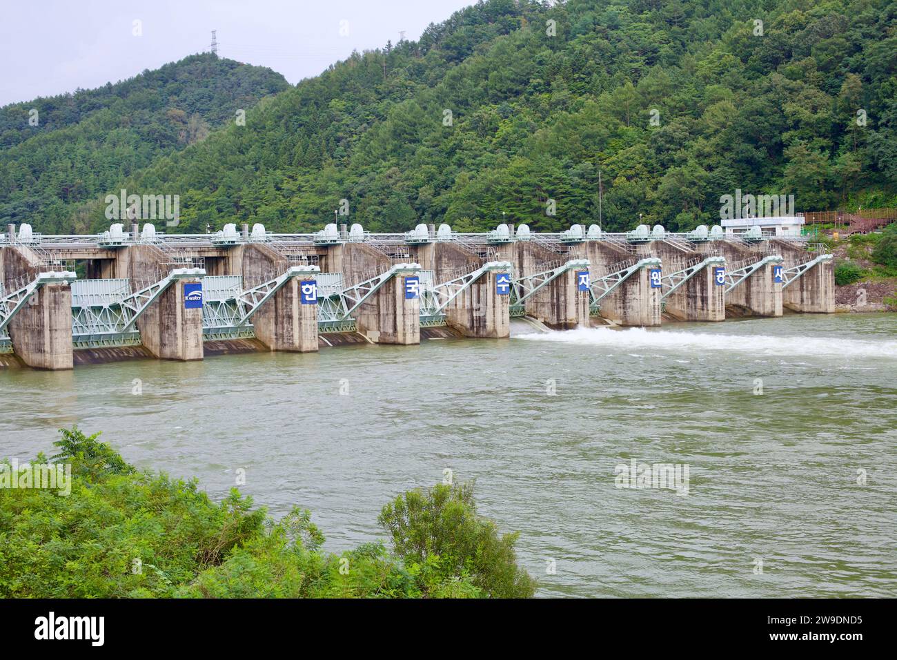 Andong City, South Korea - August 12th, 2023: A view of a functioning weir on the Nakdong River, downstream from Andong Dam, featuring water rushing o Stock Photo