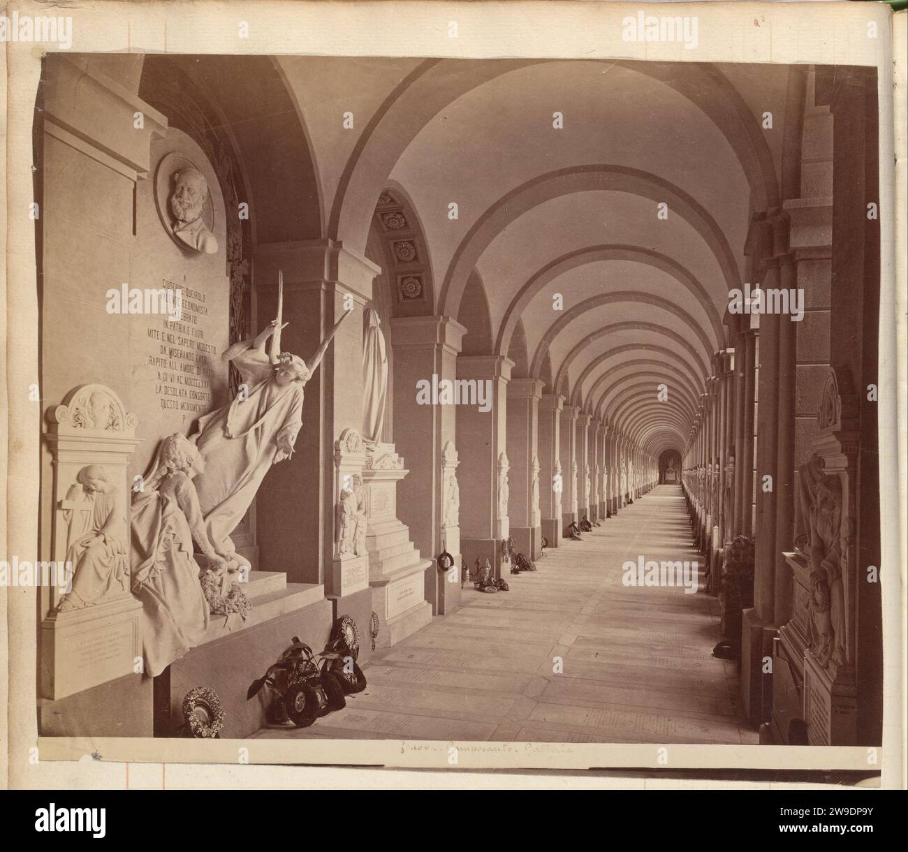 Sculpture gallery with funeral wreaths at the Staglieno cemetery in Genoa, c. 1880 - c. 1900 photograph Part of French artists' album. Holy Field paper. photographic support albumen print gallery of sculptures. cemetery, park-like burying ground Holy Field Stock Photo