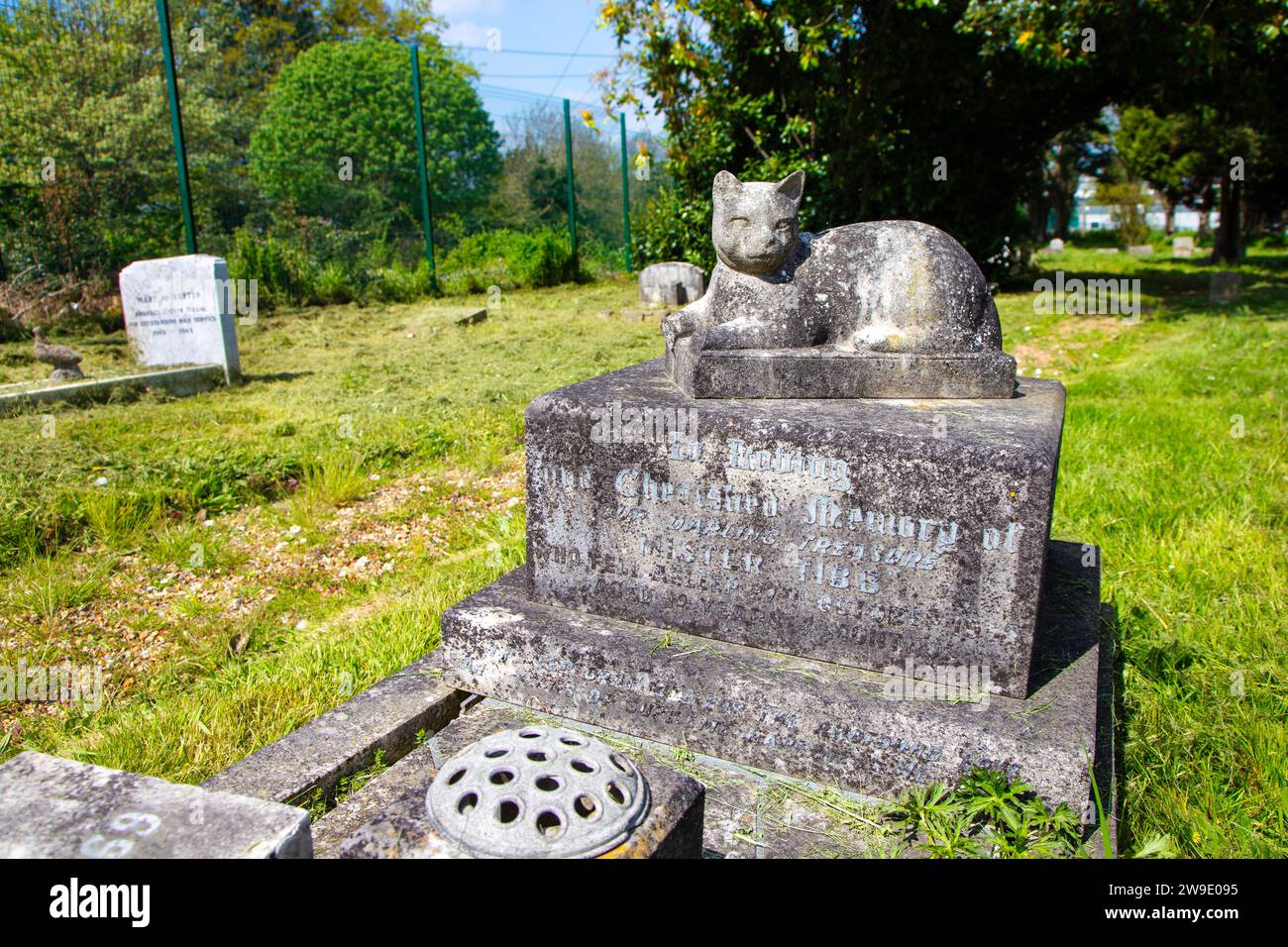 Funerary monument of a cat at the Ilford PDSA Animal Cemetery, Ilford, England Stock Photo