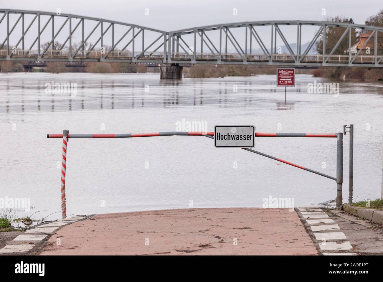 27 December 2023, Lower Saxony, Tündern: The Weser cycle path is flooded by the high water of the Weser. The floods continue to keep Lower Saxony on tenterhooks. While the water levels are falling again in some places, they continue to rise elsewhere. Photo: Ole Spata/dpa Stock Photo