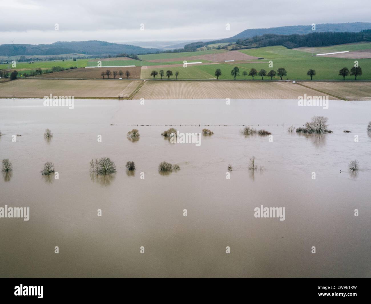 27 December 2023, Lower Saxony, Tündern: Meadows and fields are flooded by the high water of the Weser. The floods continue to keep Lower Saxony on tenterhooks. While the water levels are falling again in some places, they continue to rise elsewhere. Photo: Ole Spata/dpa Stock Photo