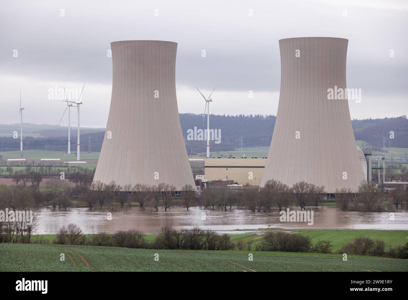 Latferden, Germany. 27th Dec, 2023. The shut-down Grohnde nuclear power plant is located on the Weser, which is flooding. The floods continue to keep Lower Saxony on tenterhooks. While water levels are falling again in some places, they continue to rise elsewhere. Credit: Ole Spata/dpa/Alamy Live News Stock Photo