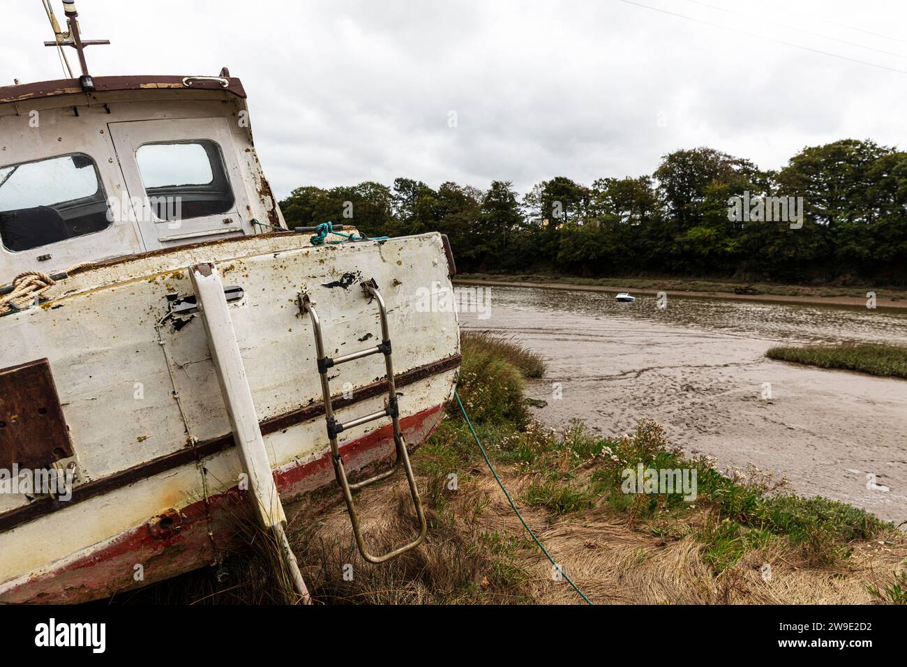 Situated on the Tarka Trail and enjoying panoramic views of the river