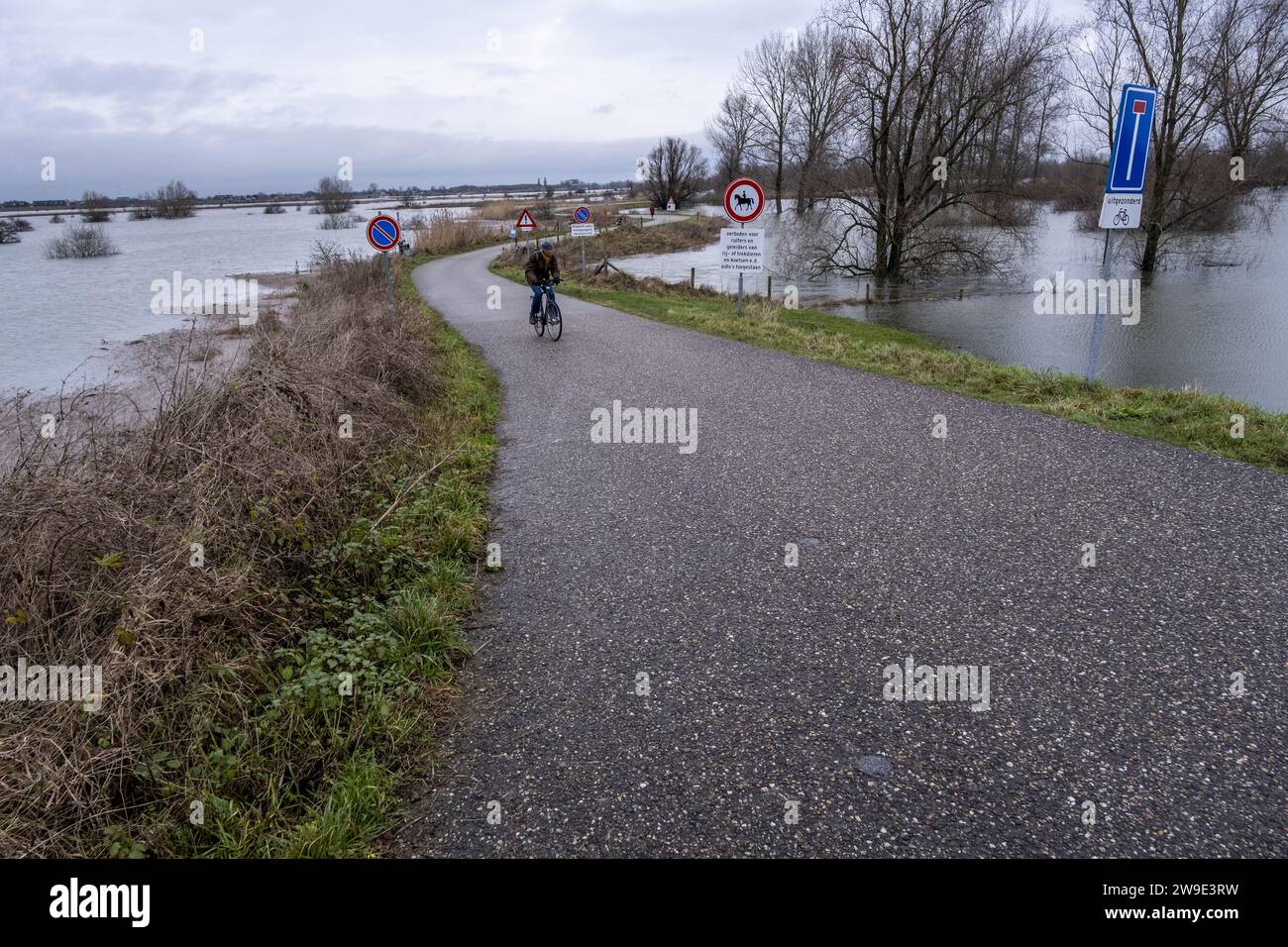 Netherlands, Nijmegen, 27-12-2023, - The road to the Vlietberg in Ooij is almost flooded, recreationists can still reach the Vlietberg. From the Vlietberg you have a good view of the high water level in the Waal. Photo: ANP MANON BRUININGA netherlands out - belgium out Stock Photo