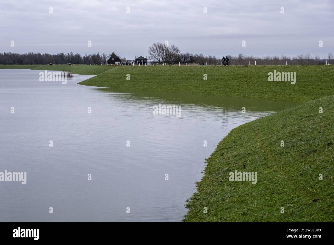 Netherlands, Nijmegen, 27-12-2023, - The road to the Vlietberg in Ooij is almost flooded, recreationists can still reach the Vlietberg. From the Vlietberg you have a good view of the high water level in the Waal. Photo: ANP MANON BRUININGA netherlands out - belgium out Stock Photo